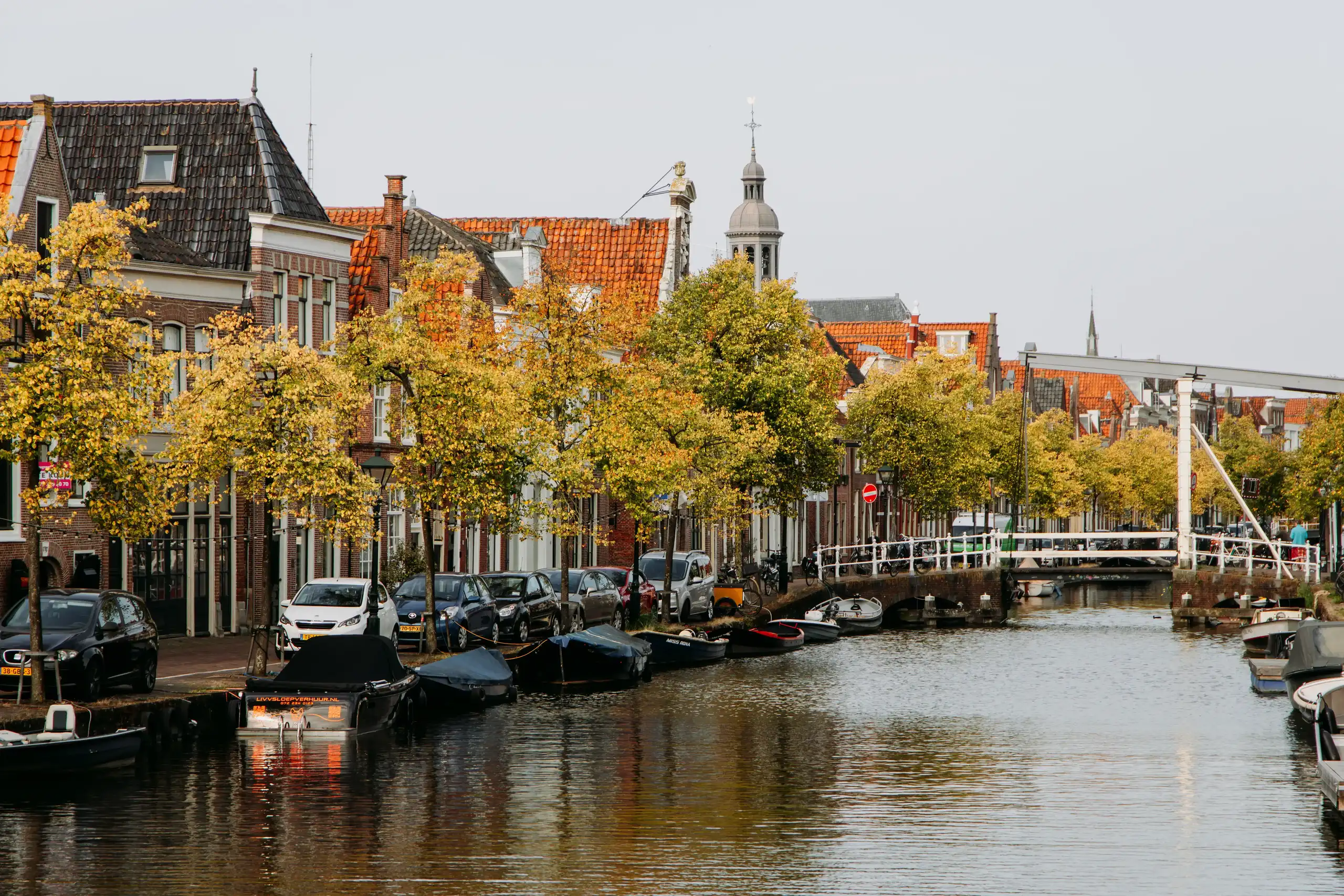Gracht van Alkmaar met brug